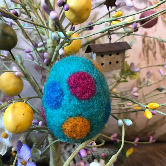 Handmade needle felted Easter egg polka dots spring collectable decoration - Picture 2 of 8